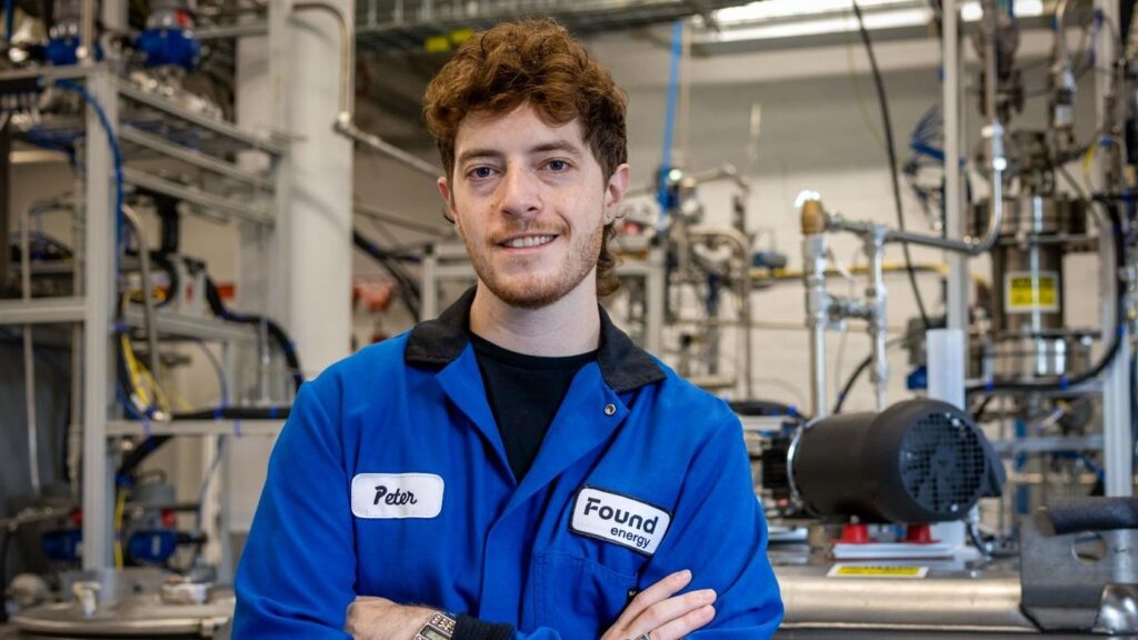 사람, 의류, 인간의 얼굴, 기술자이(가) 표시된 사진

AI 생성 콘텐츠는 정확하지 않을 수 있습니다.